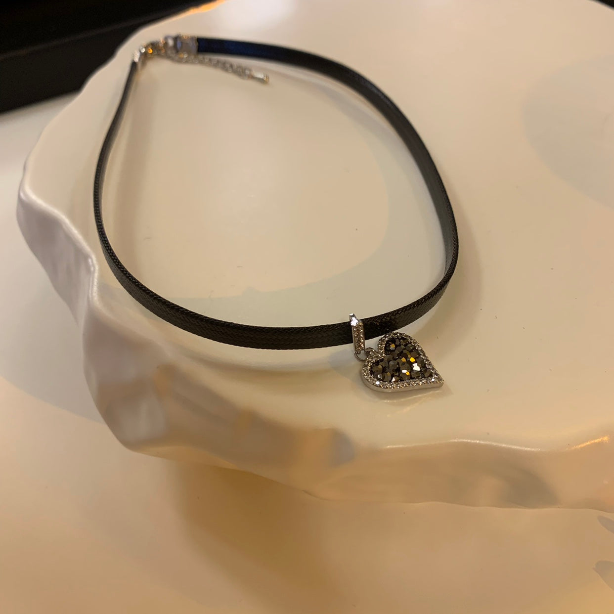 Svarta hjärtörhängen med gnistrande diamanter