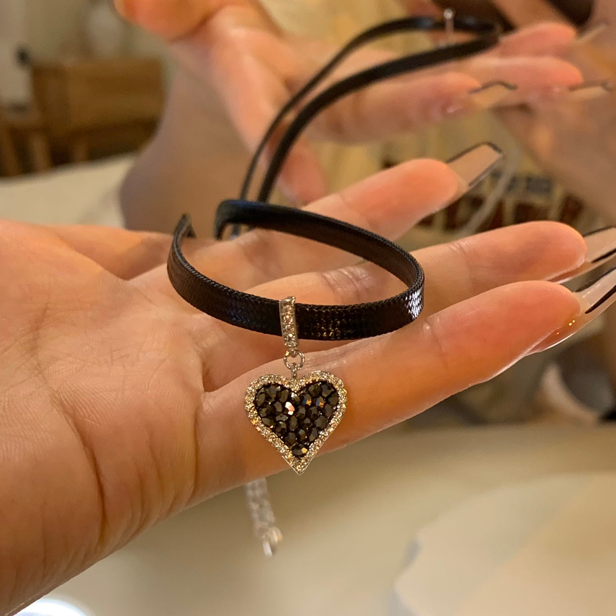 Svarta hjärtörhängen med gnistrande diamanter