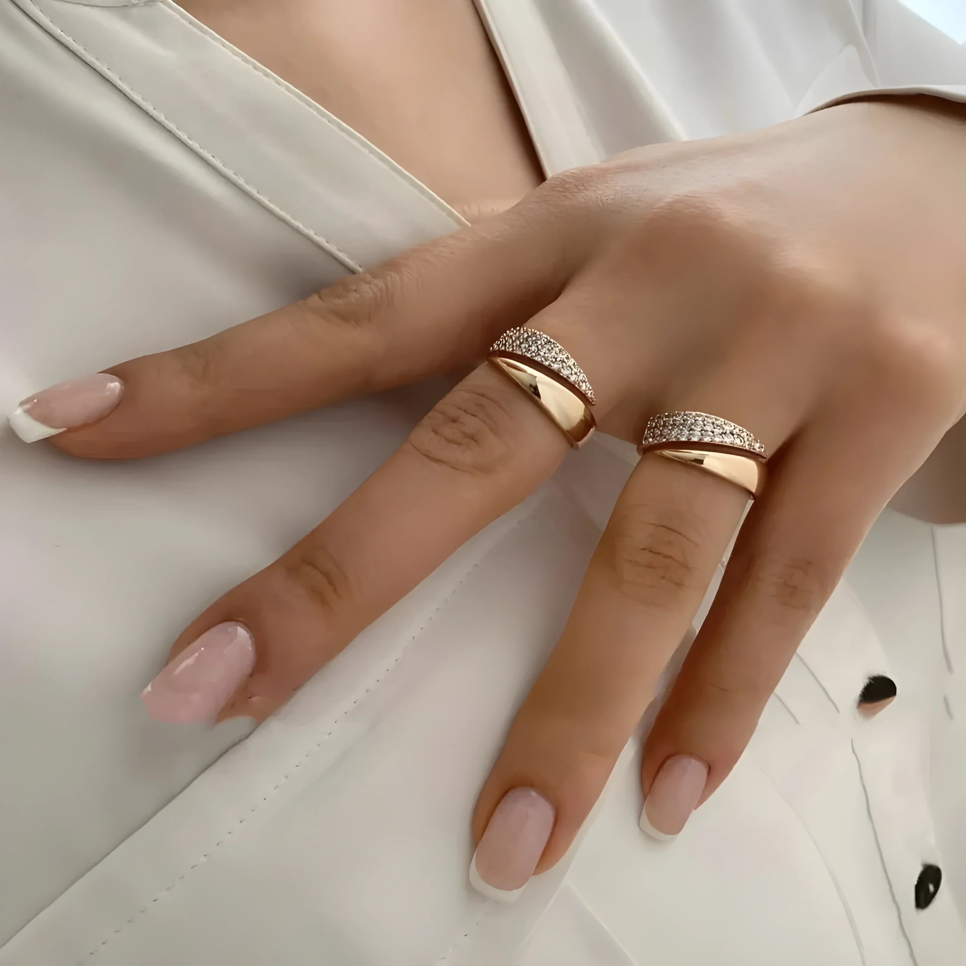 Elegant Guld Ring med Gnistrande Stenar (1+1 GRATIS)