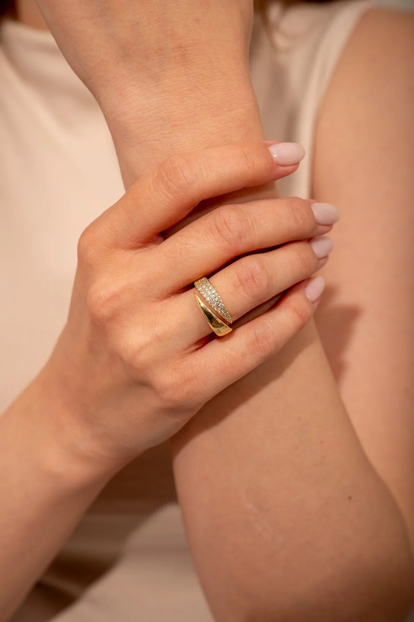Elegant Guld Ring med Gnistrande Stenar (1+1 GRATIS)