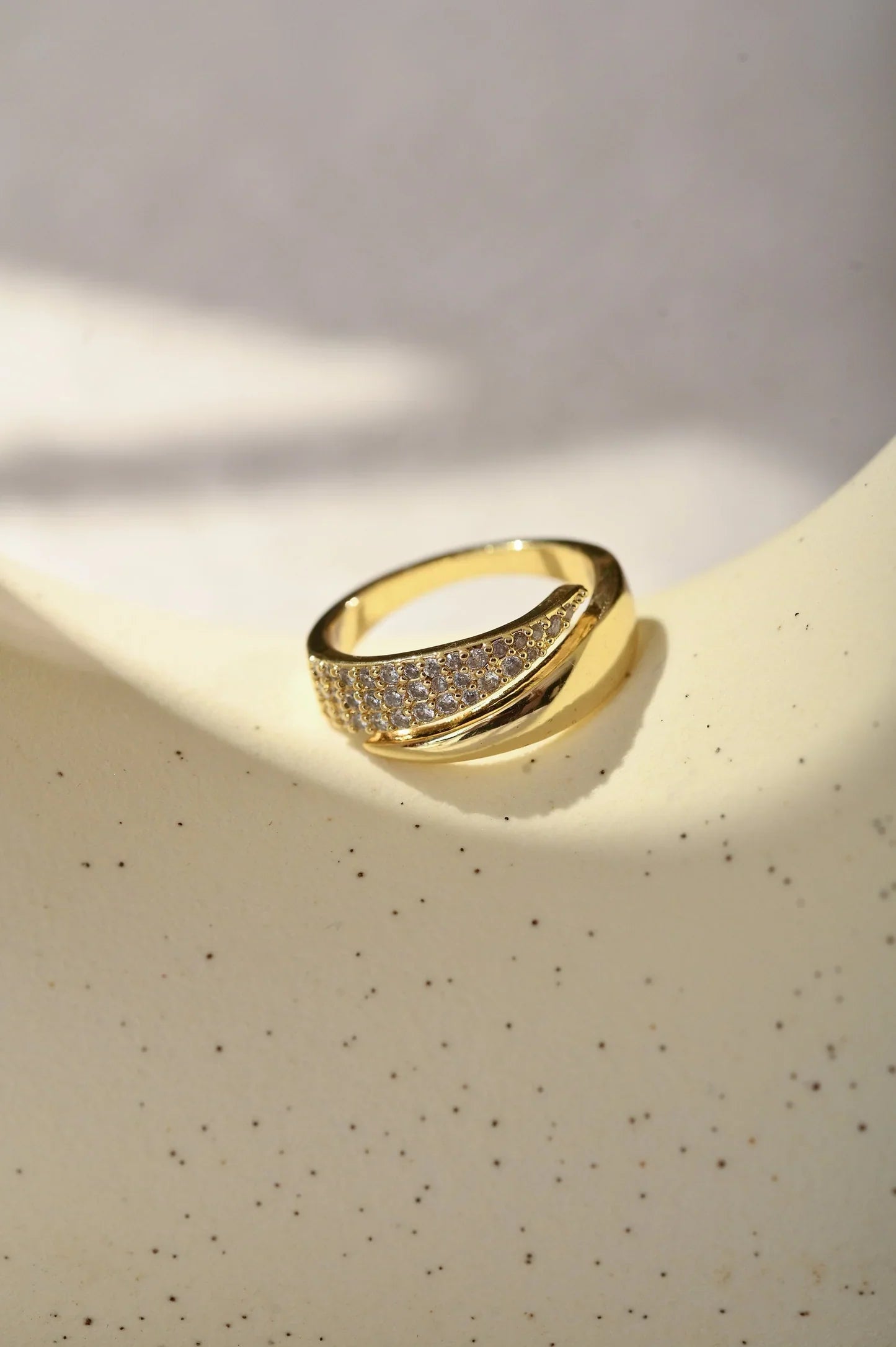 Elegant Guld Ring med Gnistrande Stenar (1+1 GRATIS)