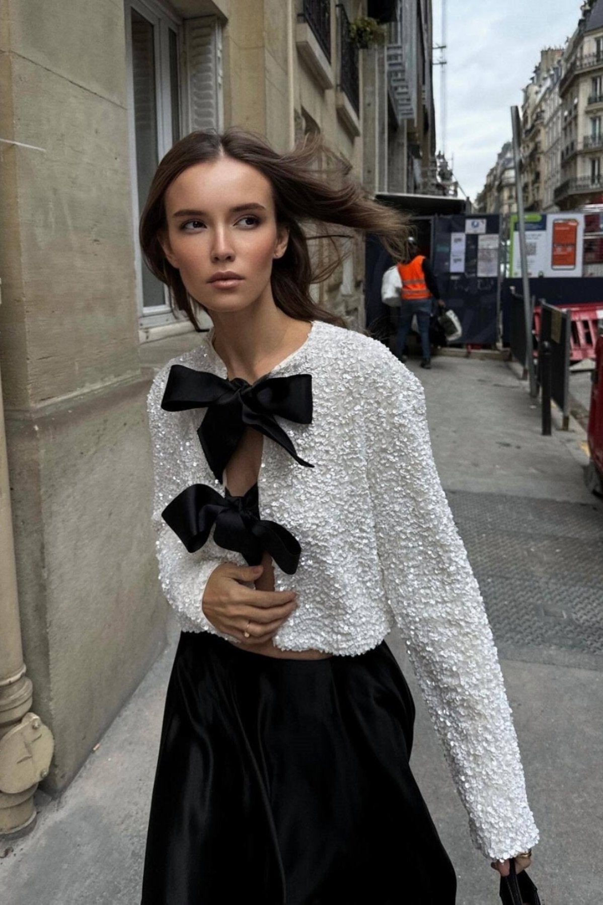 Noria™ | Modern chic blus med knytaccent