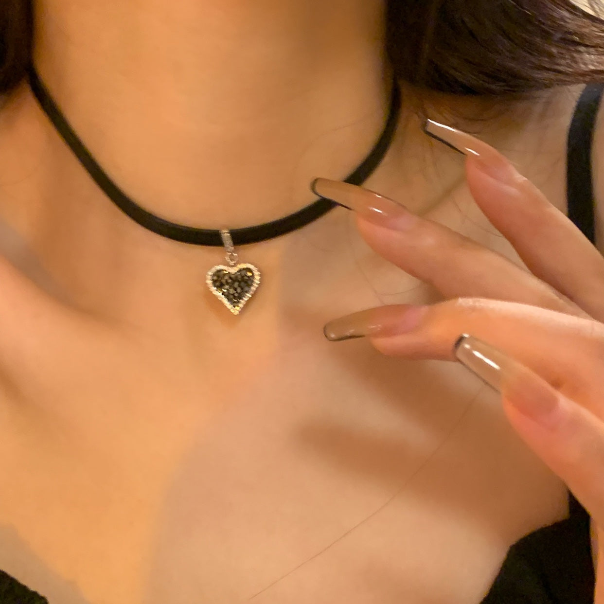Svarta hjärtörhängen med gnistrande diamanter