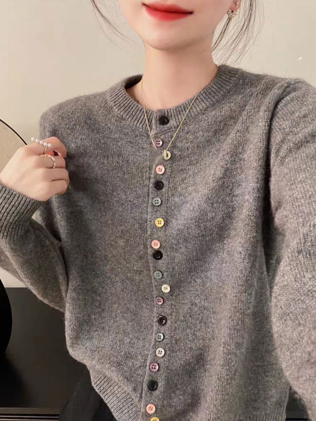 Beatrice - Klassisk Crew Neck Knappad Stickad Kofta