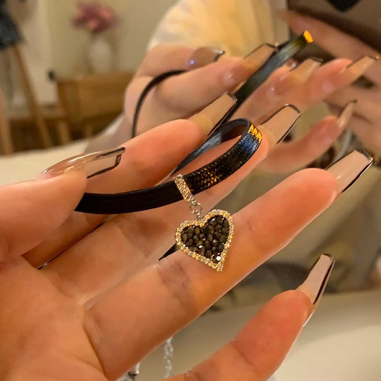 Svarta hjärtörhängen med gnistrande diamanter