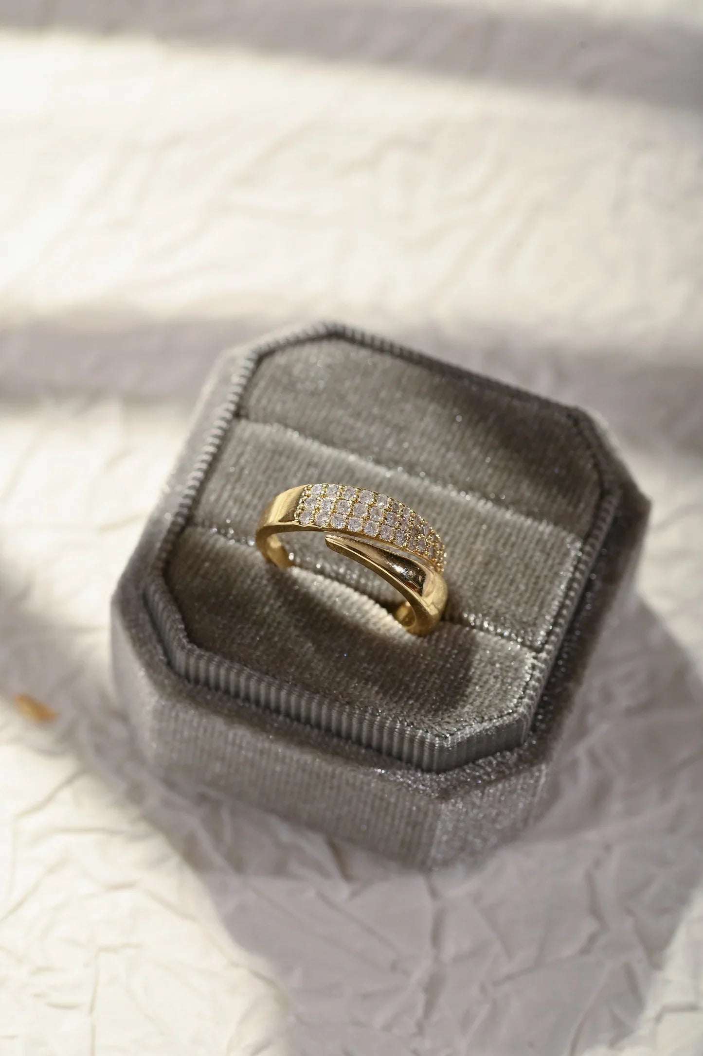 Elegant Guld Ring med Gnistrande Stenar (1+1 GRATIS)