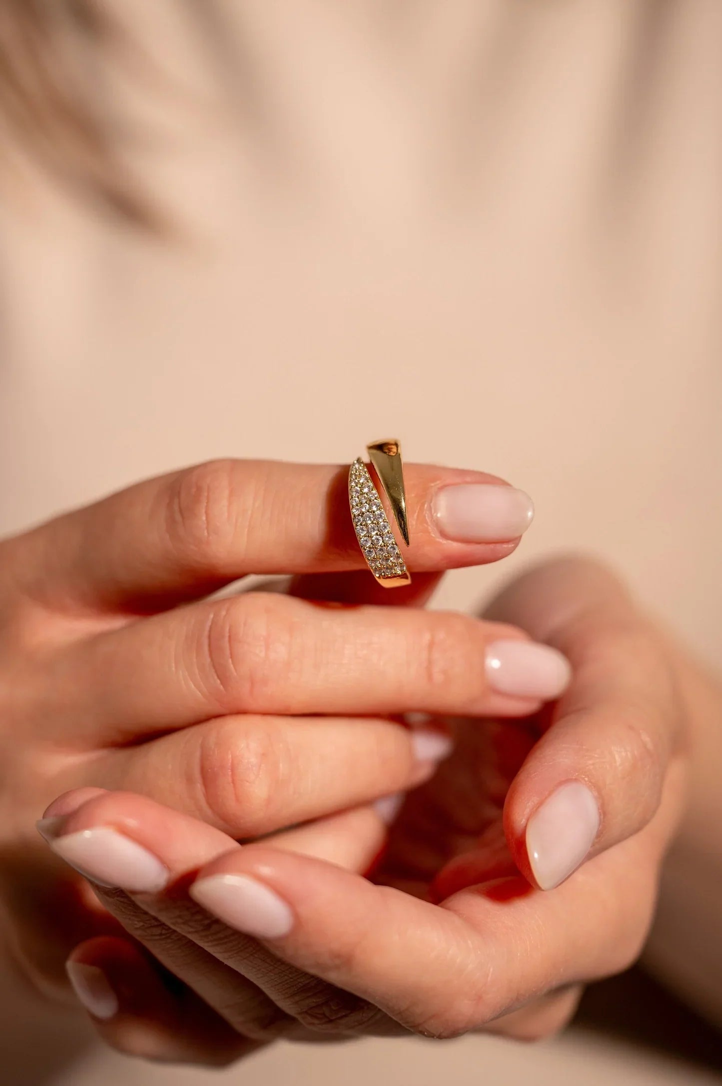 Elegant Guld Ring med Gnistrande Stenar (1+1 GRATIS)