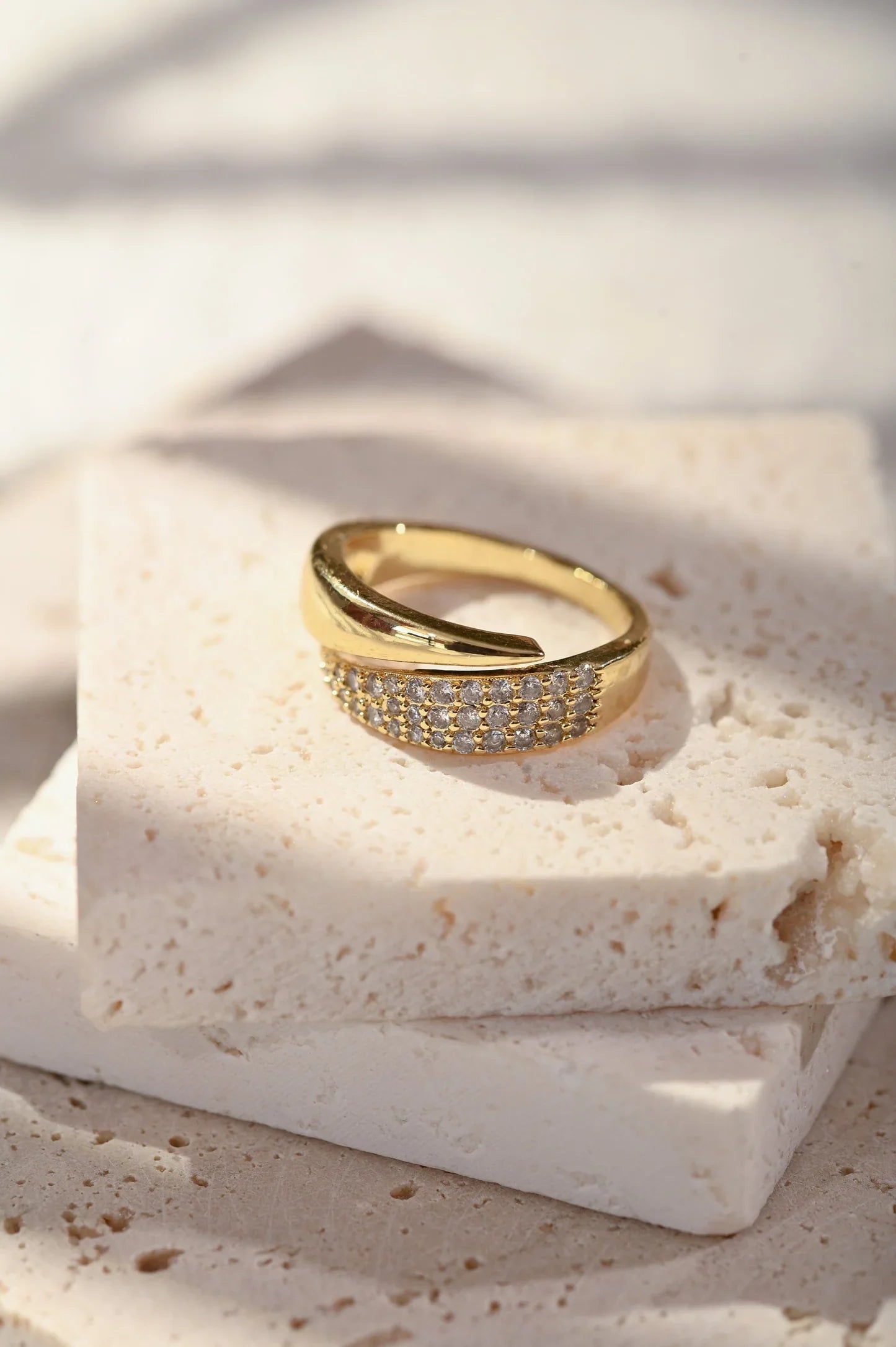 Elegant Guld Ring med Gnistrande Stenar (1+1 GRATIS)